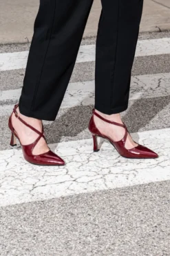 Décolleté bordeaux verniciate con cinturini incrociati e tacco a rocchetto Francesca gritti A78