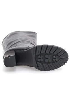 Die ersten schwarzen Stiefel mit hohen Absätzen H262538