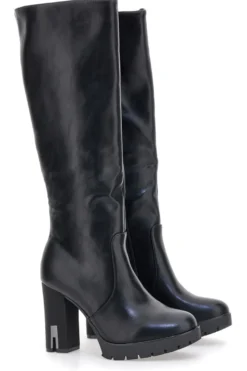 Die ersten schwarzen Stiefel mit hohen Absätzen H262538