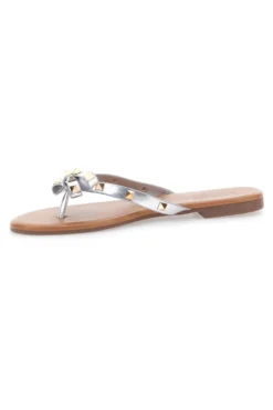 Flip-Flops mit silberner Schleife und Nieten MON DIEU PREA842