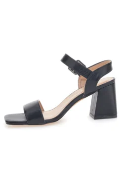Schwarze Sandalen mit Absatz und Knöchelriemen im Café kosten 285
