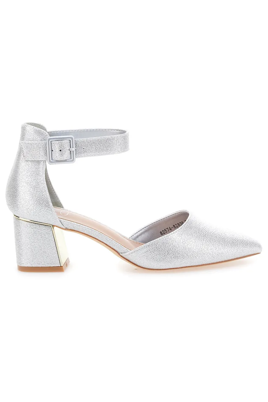 Silberne Pumps mit spitzer Spitze, Fesselriemchen und mittlerem Absatz MON DIEU 8257482838
