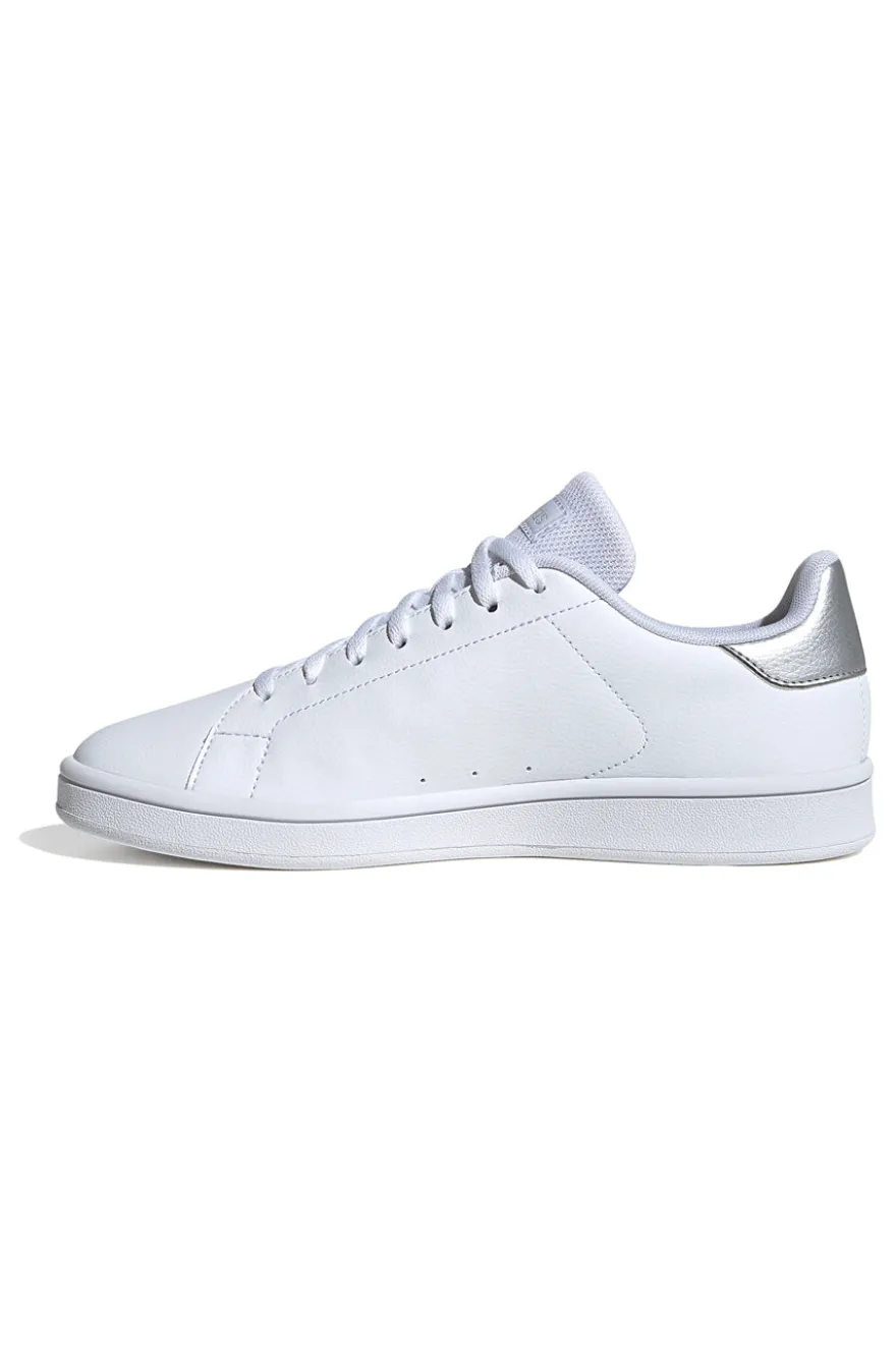 Sneakers bianche con dettaglio argento in materiale riciclato Adidas Urban Court