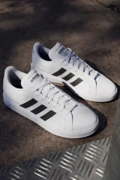 Sneakers bianche con strisce nere stile tennis Adidas Grand Court Base 2