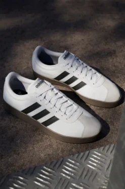 Sneakers bianche con strisce nere e punta in suede Adidas VL Court Base
