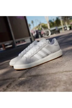 Sneakers grigie con dettagli bianchi stile retrò Adidas Grand Court Base 00s