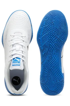 Weiße Fußballschuhe und blaue Sohle Puma Truco III
